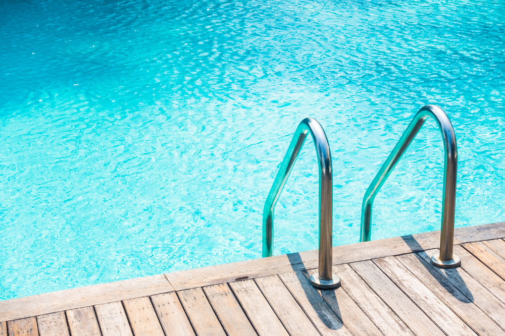Arrestan a mujer que ahogó a su perrita en una piscina y grabó el cuerpo sin vida Una mujer de 32 años, identificada como Erica Black, fue arrestada por las autoridades por asesinar a su mascota en la piscina de su casa y ahora enfrentara los cargos de crueldad animal.