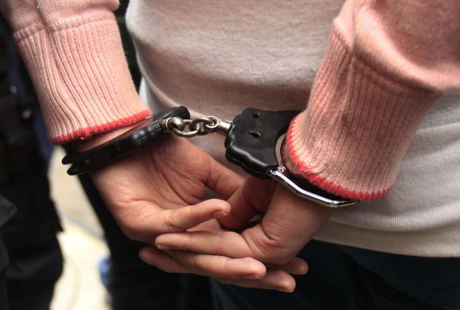Arrestan a mujer que ahogó a su perrita en una piscina y grabó el cuerpo sin vida Una mujer de 32 años, identificada como Erica Black, fue arrestada por las autoridades por asesinar a su mascota en la piscina de su casa y ahora enfrentara los cargos de crueldad animal.