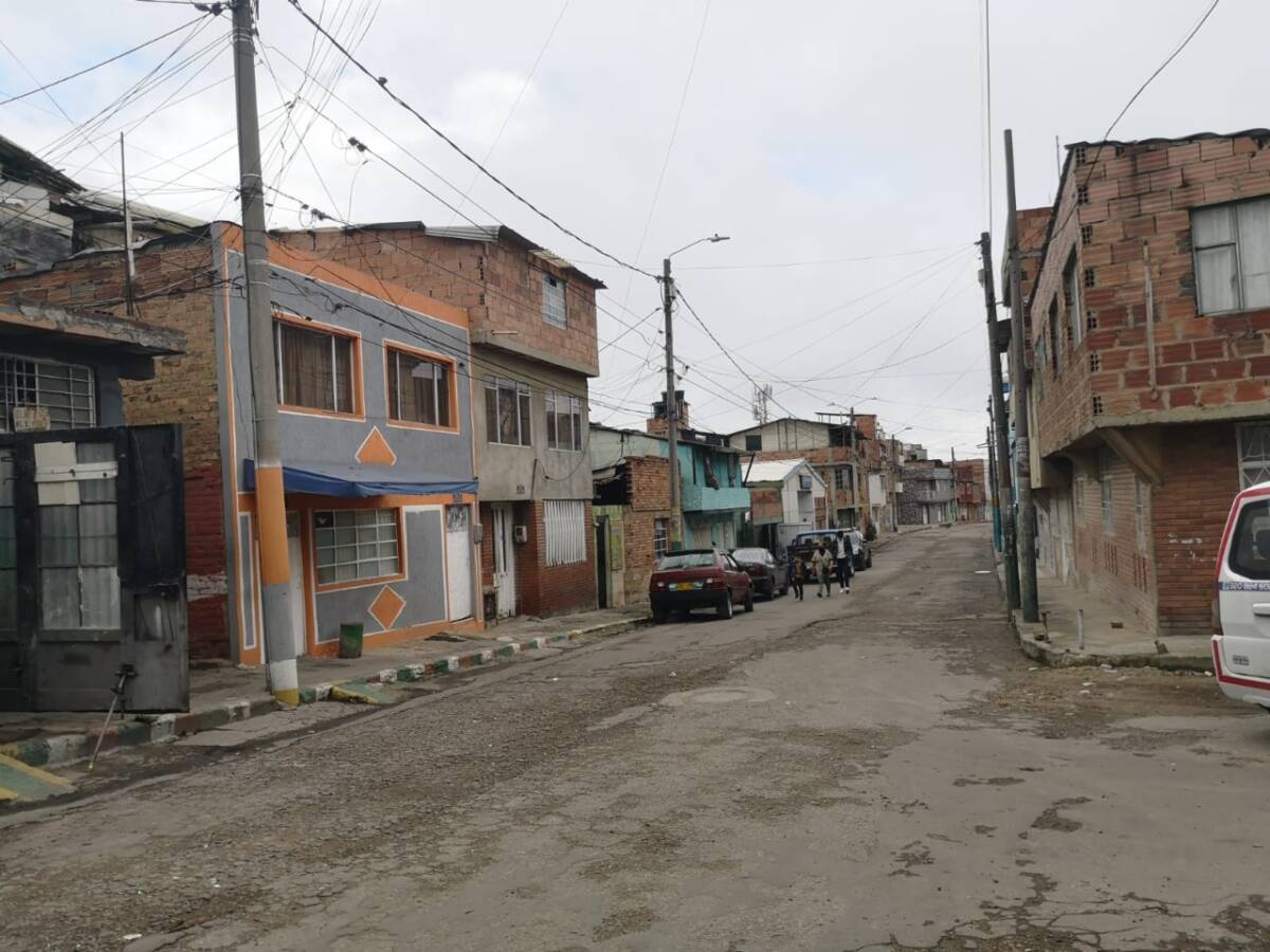 A bala mataron a Diego Armando en Soacha Mientras los residentes del barrio residencial la Fragua, en el municipio de Soacha, se encontraban descansado en sus casas la noche del viernes, el estruendoso sonido de un arma de fuego los dejó con los pelos de punta y el corazón latiendo a mil.