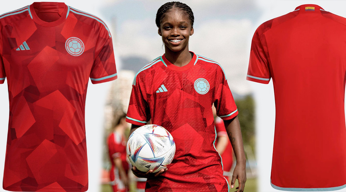 Así es la nueva camiseta de la Selección Colombia Después de tantos rumores y&nbsp;filtraciones de imágenes de la supuesta nueva camiseta de la Selección Colombia,&nbsp;Adidas confirmó el diseño de la indumentaria de visitante.&nbsp;
