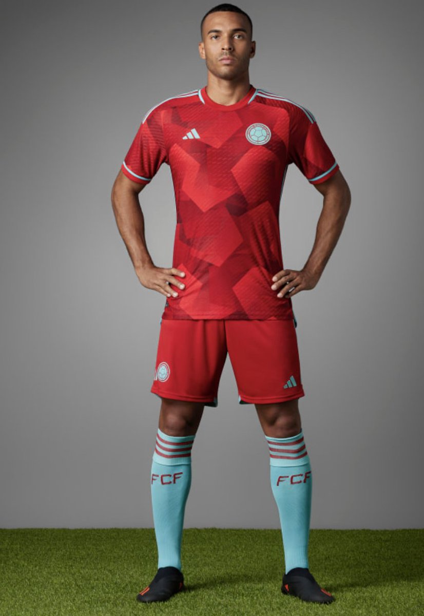 Así es la nueva camiseta de la Selección Colombia Después de tantos rumores y&nbsp;filtraciones de imágenes de la supuesta nueva camiseta de la Selección Colombia,&nbsp;Adidas confirmó el diseño de la indumentaria de visitante.&nbsp;