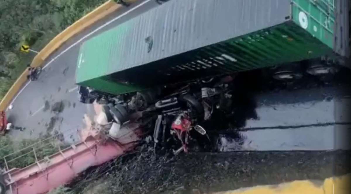 Así fue el tremendo accidente que causó el cierre de la vía La Línea En la mañana de este viernes 19 de agosto se reportó un fuerte accidente en la vía La Línea, a la altura del túnel.