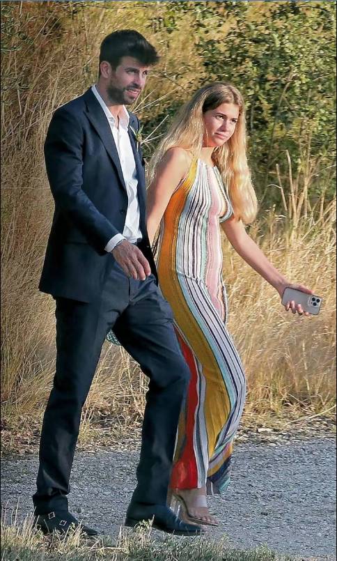 La descarada reacción de la amante de Piqué cuando le preguntaron por Shakira En medio de las declaraciones de Shakira a la revista Elle sobre la tristeza que siente por su proceso de separación con el deportista Gerard Piqué, medios internacionales revelaron el momento en el que se le preguntó a Clara Chía, la mujer de 23 años con la que está saliendo el futbolista, sobre la situación.