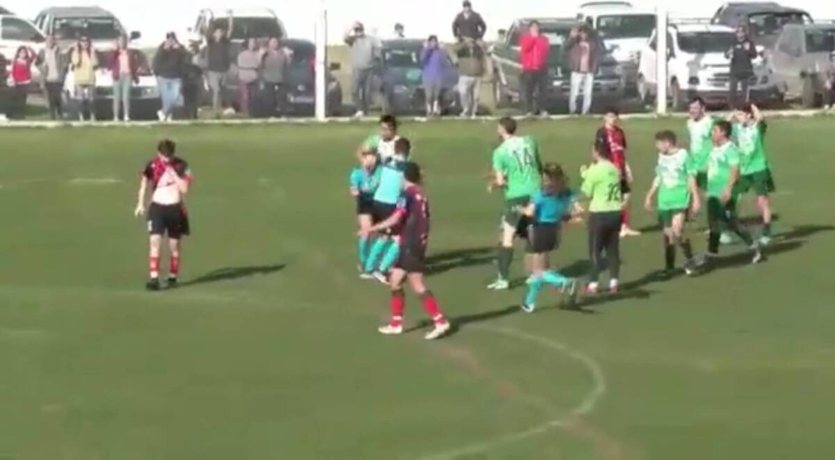 Terrible agresión de un jugador a una árbitra en Argentina El partido entre el Deportivo Independencia y Garmense, en la Liga de Tres Arroyos, en Argentina. La árbitra, Dalma Cortadi, cayó al césped tras ser golpeada por la espalda.