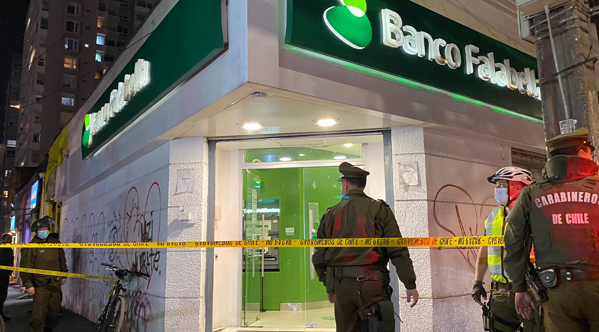 Bandido hurtó millonada de un banco y huyó fresco a pie Un ladrón hurtó de un banco una millonaria suma y como si se tratara de una película salió del lugar y huyó caminando como si no pasara nada.