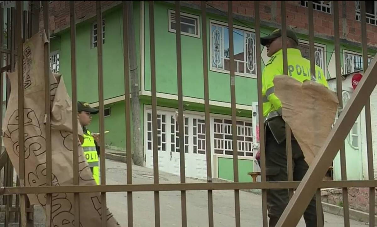 Bandidos interrumpieron clase para atracar a los estudiantes en Ciudad Bolívar En la localidad de Ciudad Bolívar continúan los atracos y la inseguridad. Esta vez las víctimas fueron los estudiantes y profesores del colegio Paraíso Mirador, quienes en medio de una clase de educación física fueron intimidados por unos criminales.