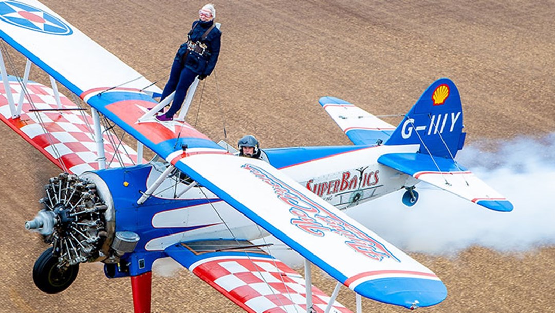 Abuela de 93 años se ató al ala de un avión para recaudar dinero para la caridad 2 Abuela de 93 años se ató al ala de un avión para recaudar dinero para la caridad Betty Bromage, una abuelita de 93 años, desafía su salud, al volar en el ala de un avión amarrada, la mujer con esta hazaña rompió un nuevo récord mundial Guinness.