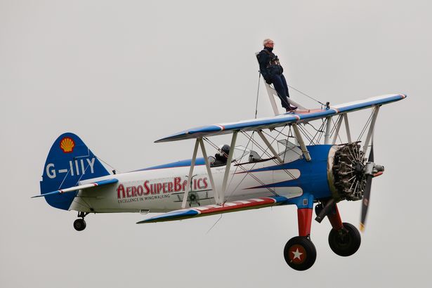 Abuela de 93 años se ató al ala de un avión para recaudar dinero para la caridad Betty Bromage, una&nbsp;abuelita de 93 años, desafía su salud, al volar en el ala de un avión amarrada, la mujer con esta hazaña rompió un nuevo récord mundial Guinness.