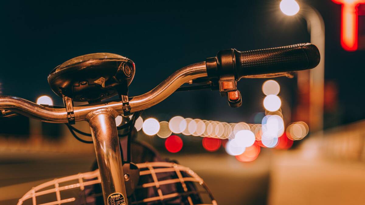 A ciclista lo robaron y luego lo lanzaron al río Bogotá 4 A ciclista lo robaron y luego lo lanzaron al río Bogotá Aunque este no es el primer caso de hurto en esta desolada ciclorruta, la ciudadanía hizo un llamado a la Policía para que haga más presencia en este oscuro lugar y capture a esta peligrosa banda que inquieta a los transeúntes y ciclistas de la capital.