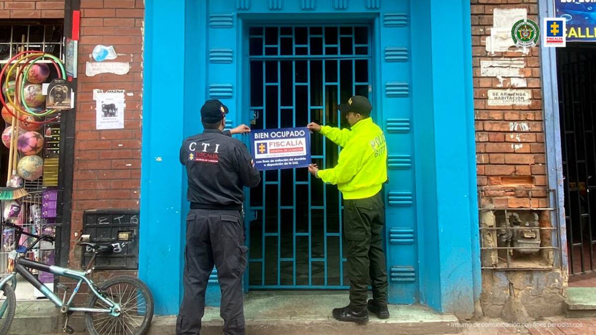 En estas casas explotaban sexualmente a menores en Kennedy y Santa FE La Fiscalía General ocupó ocho casas ubicadas en la capital en donde dos peligrosas bandas delincuenciales hacían de las suyas. Se trata de ‘Las Arandias’ y ‘Los Coteros’, quienes se dedicaban a la trata de personas y la explotación sexual con fines comerciales.