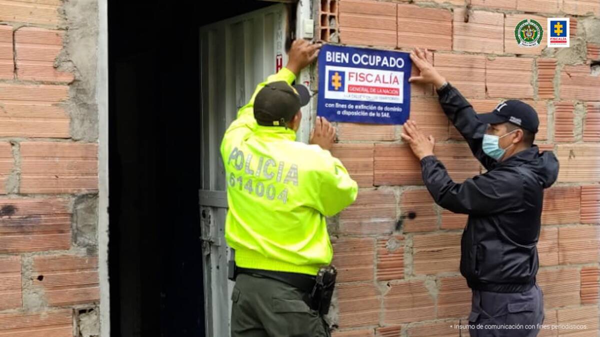 En estas casas explotaban sexualmente a menores en Kennedy y Santa FE La Fiscalía General ocupó ocho casas ubicadas en la capital en donde dos peligrosas bandas delincuenciales hacían de las suyas. Se trata de ‘Las Arandias’ y ‘Los Coteros’, quienes se dedicaban a la trata de personas y la explotación sexual con fines comerciales.