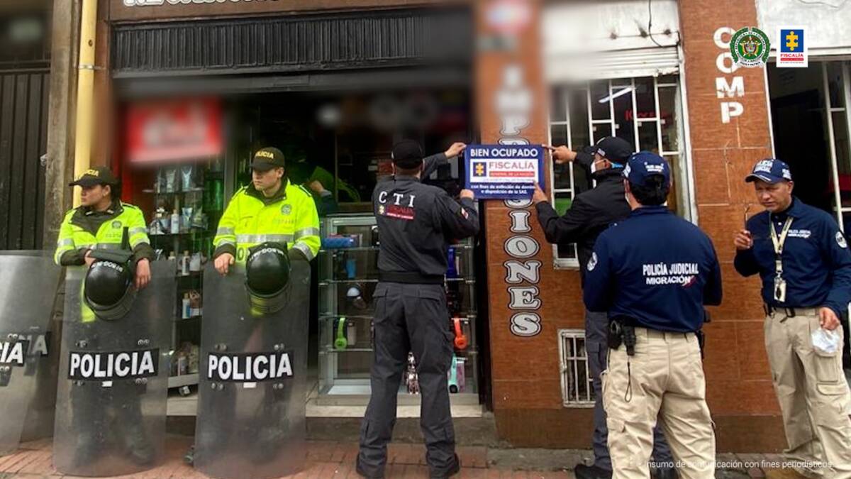 En estas casas explotaban sexualmente a menores en Kennedy y Santa FE La Fiscalía General ocupó ocho casas ubicadas en la capital en donde dos peligrosas bandas delincuenciales hacían de las suyas. Se trata de ‘Las Arandias’ y ‘Los Coteros’, quienes se dedicaban a la trata de personas y la explotación sexual con fines comerciales.