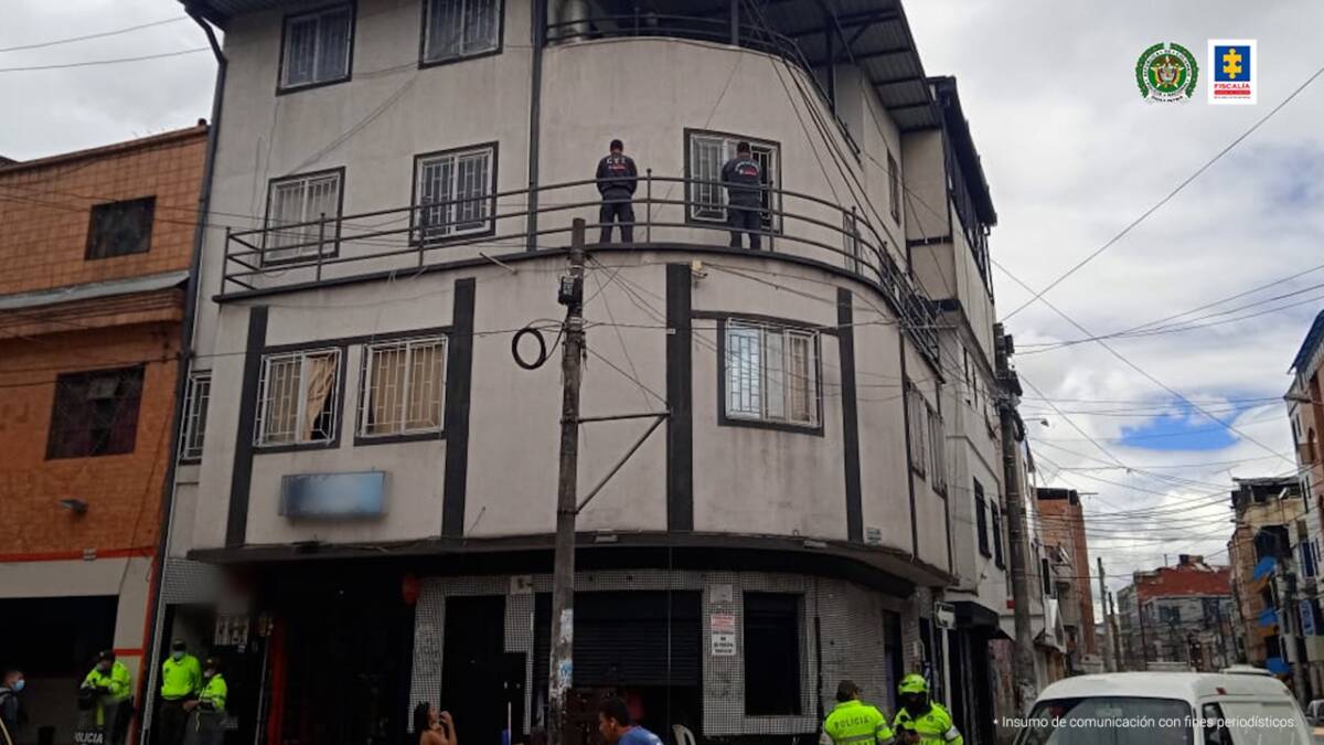 En estas casas explotaban sexualmente a menores en Kennedy y Santa FE La Fiscalía General ocupó ocho casas ubicadas en la capital en donde dos peligrosas bandas delincuenciales hacían de las suyas. Se trata de ‘Las Arandias’ y ‘Los Coteros’, quienes se dedicaban a la trata de personas y la explotación sexual con fines comerciales.