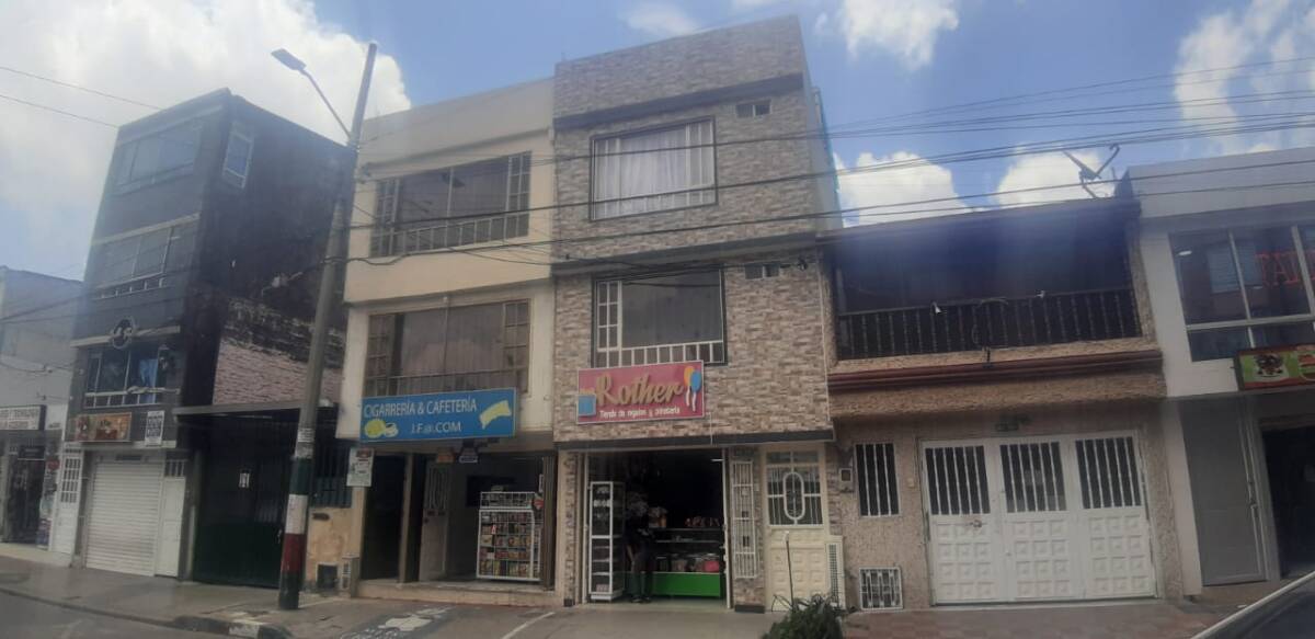 Funesto fin de dos enamorados Sobre el asesinato, las versiones apuntan a un probable homicidio y suicidio, pues las hipótesis preliminares es que alguno de los dos esposos accionó el arma en contra de su pareja y luego se quitó la vida. Sin embargo, las autoridades no se arriesgan, por lo enigmática manera en la que sucedió todo, a afirmar esta hipótesis: “estamos haciendo las labores para tratar de esclarecer si fue un tema pasional dentro de la pareja o si podría haber otra situación que explique el caso”, agregó el Coronel Mesa.