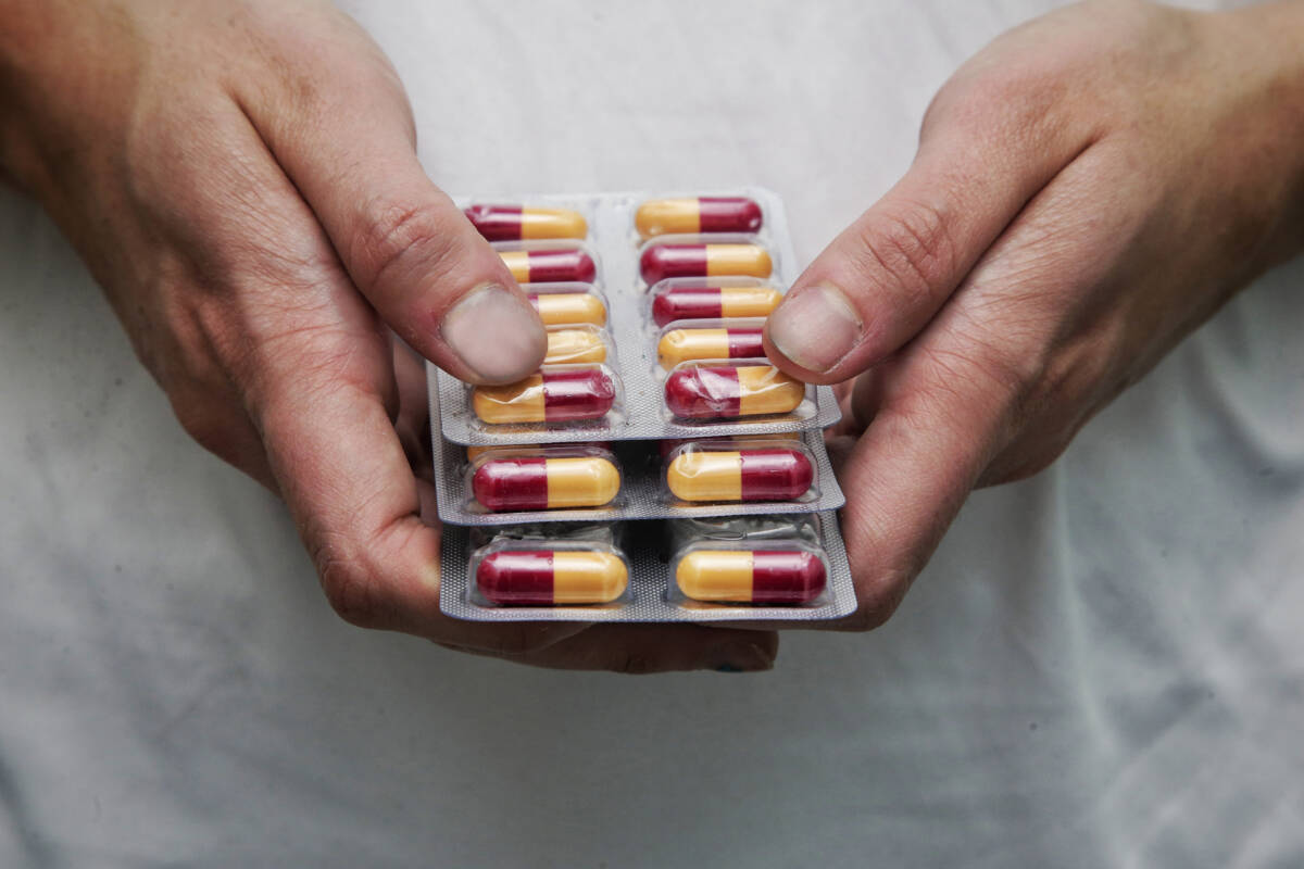 La lista de los medicamentos desabastecidos en Colombia 7 La lista de los medicamentos desabastecidos en Colombia Ante el desabastecimiento de algunos medicamentos en el país, un documento del Instituto Nacional de Vigilancia de Medicamentos y Alimentos (Invima) da cuenta que son en total 50 medicamentos que se encuentran escasos o en riesgo de entrar en escasez.