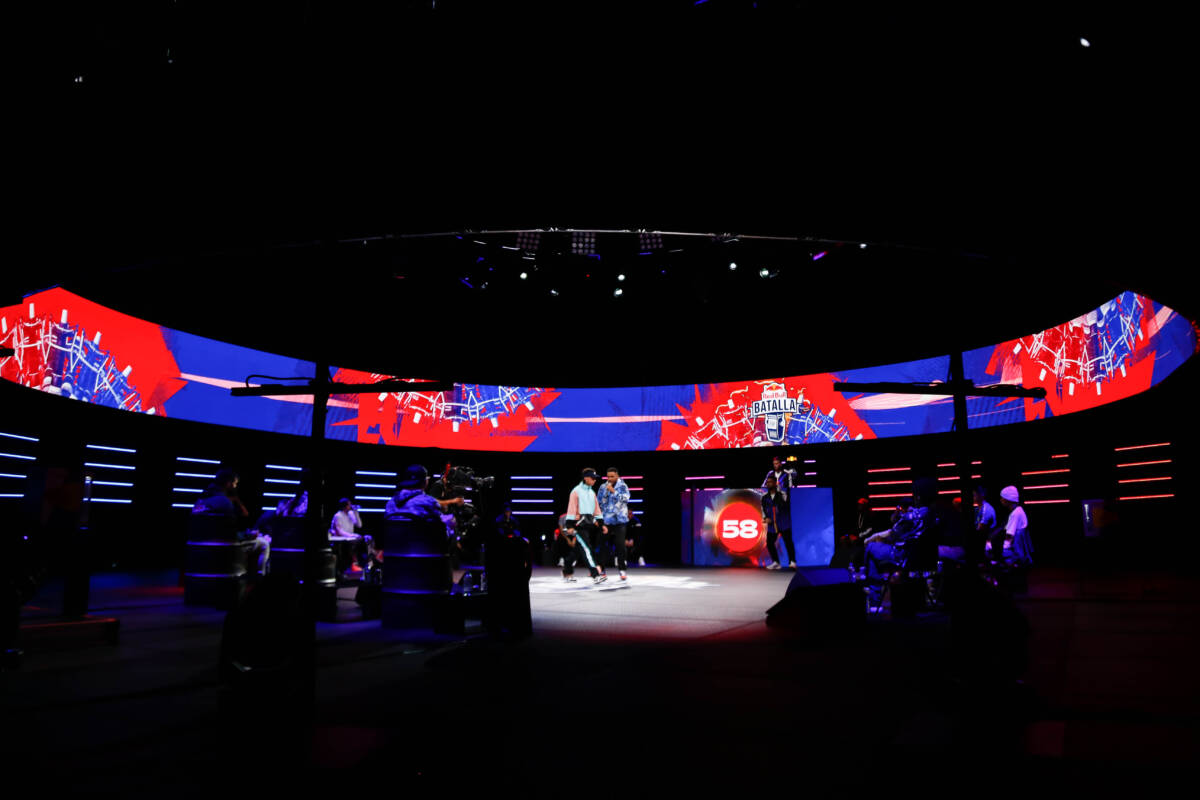 No se pierda este viernes la final de la batalla de freestyle de Red Bull Este viernes 12 de agosto, a partir de las 8:00 dela noche, el canal Señal Colombia transmitirá la final de esta competencia regional de freestyle, también conocida como Red Bull Batallas.