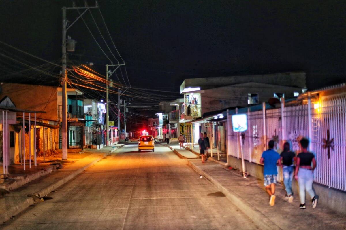 Extorsionistas exigen a vendedora de hielo el pago de $1.000 diarios Una mujer denunció que delincuentes le exigen 1.000 pesos diarios para dejarla vender tranquilamente las cubetas de hielo que ella hace para distribuirlas en un barrio de Soledad, Atlántico.