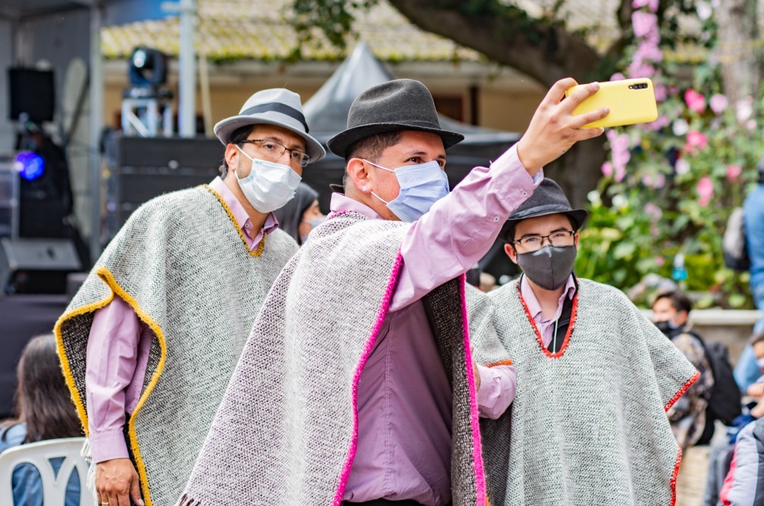Se prepara una nueva edición del Festival de la Ruana 4 Se prepara una nueva edición del Festival de la Ruana “Queremos mostrarle a Colombia, que aquí en Tenjo destacamos las manos de los miles de artesanos que hay en el país, dedicados a darnos identidad con la elaboración de las ruanas. Aquí en nuestro municipio, se producen ruanas de todos los tipos y colores. Queremos invitarlos para que vengan y nos acompañen”, afirmó Francisco Javier Gaitán Junca, director del Instituto Municipal de Cultura y Turismo de Tenjo.