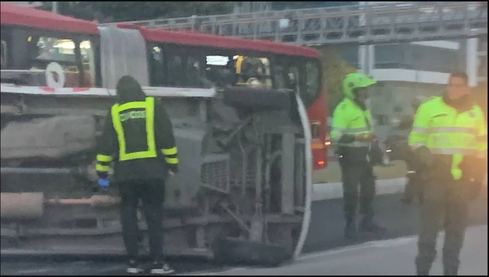 Caos en la Autopista Norte por volcamiento de vehículo En la mañana de este viernes 26 de agosto, en el corredor de vial de la Autopista Norte con 101, en sentido norte - sur, volvió a presentarse un monumental tacón debido al volcamiento de un automóvil en plena autopista.