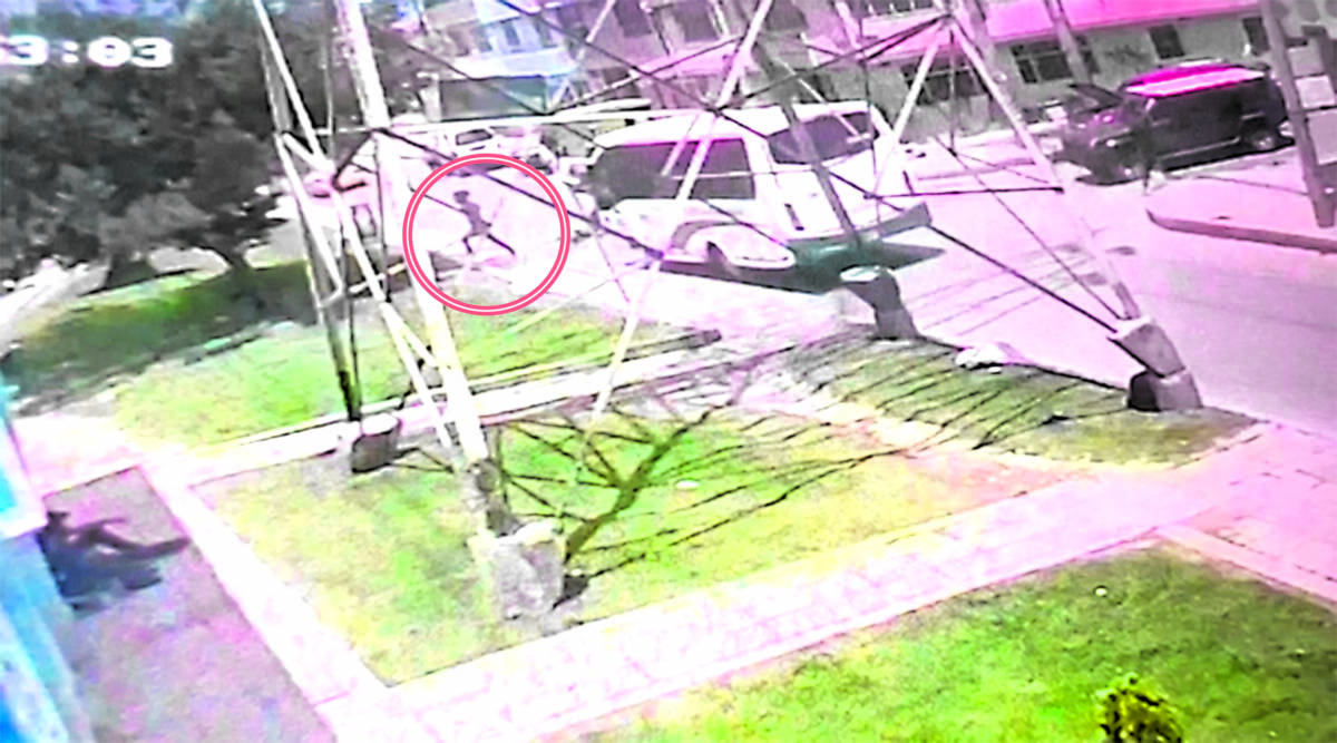 Sicariato en Juan Pablo I Cerca del mediodía del viernes se presentó un nuevo caso de sicariato en el vecino municipio de Soacha. Un hombre de aproximadamente 26 años fue baleado por dos sicarios que se movilizaban en una motocicleta. Una cámara de seguridad captó el momento exacto del ataque y el modus operandi de los asesinos.
