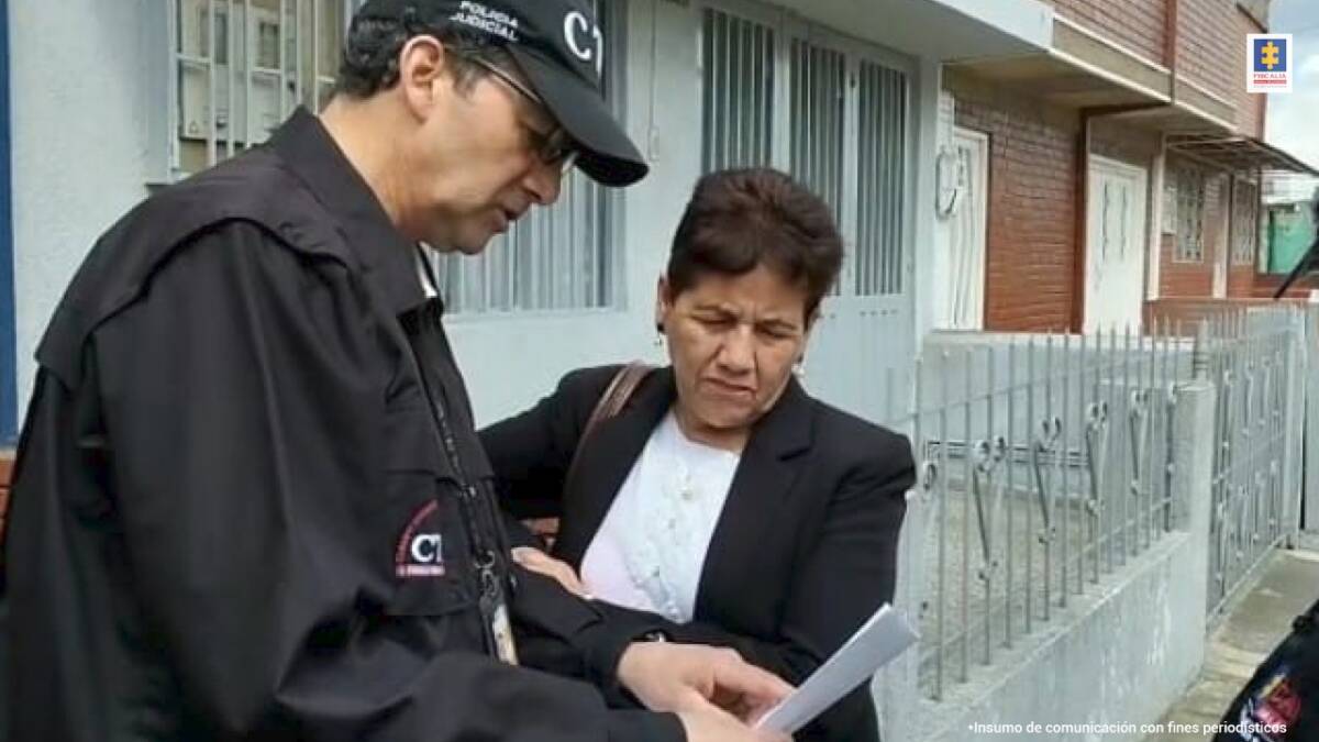Cayó banda que falsificaba diplomas en Bogotá: cobraban una millonada Estos criminales cobraban entre 8 y 26 millones de pesos por entregar el diploma de bachiller o de carreras universitarias y técnicas. Además, estos venían con sus respectivas actas de grado, certificaciones e informes de calificaciones con excelentes promedios. Estos pillos tambuén también falsificaban libretas militares. 