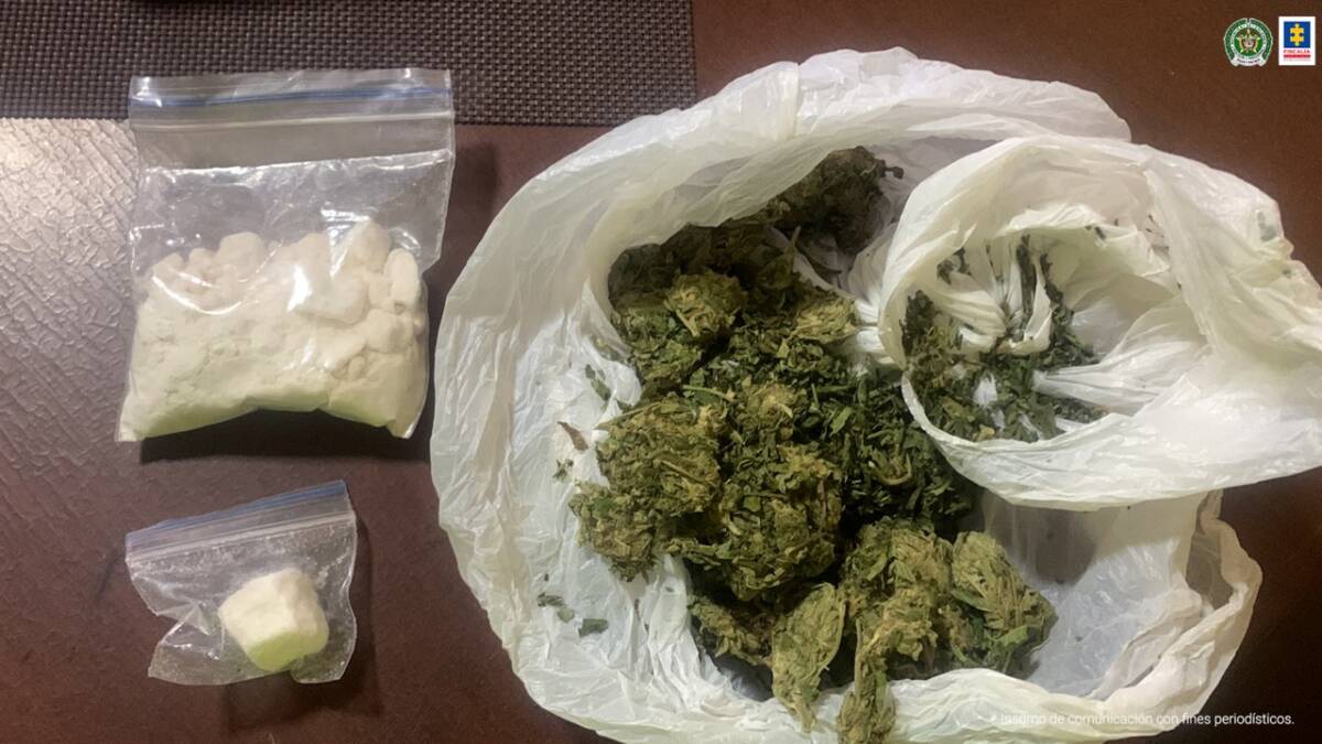 Cayó peligrosa red que vendía estupefacientes en Suba Este jueves la Fiscalía General y la Policía Metropolitana de Bogotá dieron a conocer un importante golpe a una peligrosa red delincuencial que vendía estupefacientes en el barrio Bochica, en la localidad de Suba.