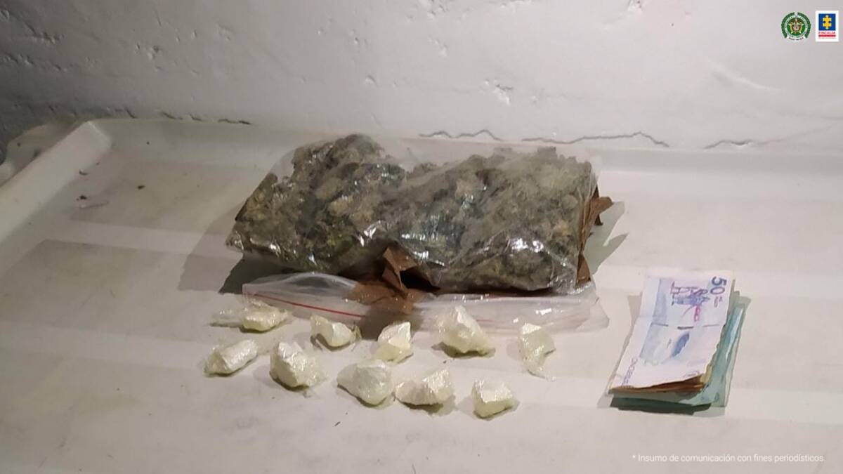 Cayó peligrosa red que vendía estupefacientes en Suba Este jueves la Fiscalía General y la Policía Metropolitana de Bogotá dieron a conocer un importante golpe a una peligrosa red delincuencial que vendía estupefacientes en el barrio Bochica, en la localidad de Suba.