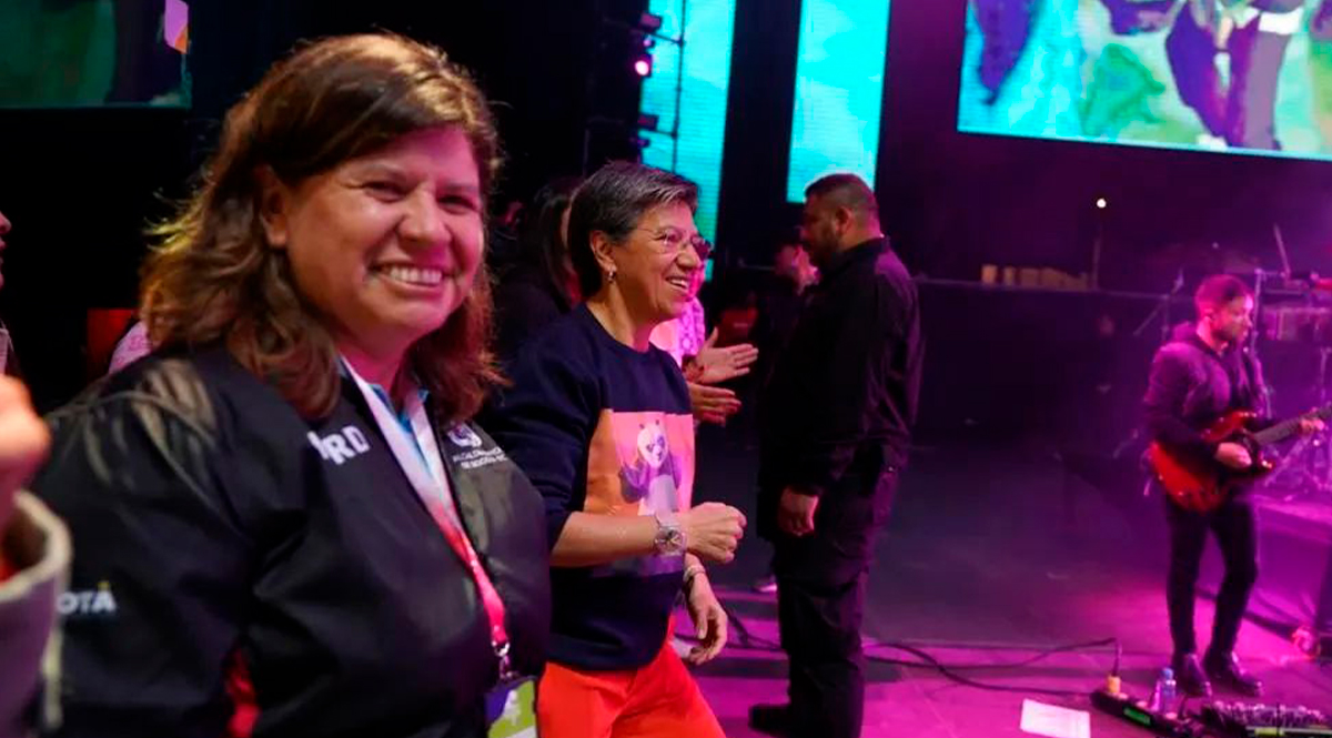 Claudia López se subió a la tarima a bailar en el cierre del Festival de Verano El cierre de este importante festival, donde se festejó además el cumpleaños número 484 de la capital, se hizo en el Parque Simón Bolívar el día de ayer. Durante este evento, la alcaldesa Claudia López se robó la atención cuando se subió al escenario y se echó unos pasos al ritmo de la salsa.