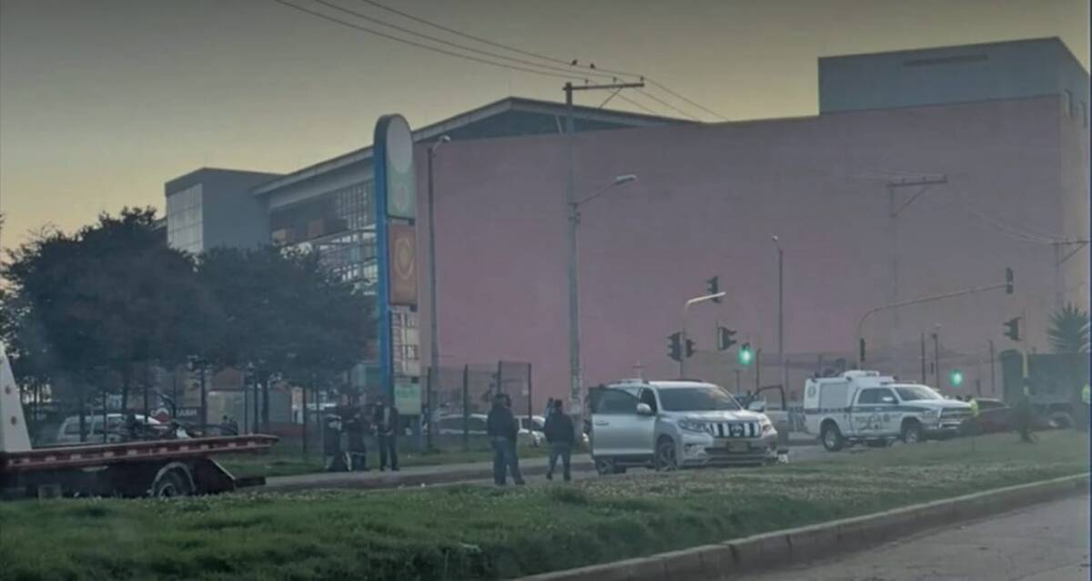 Comerciante bogotano fue asesinado en Soacha 2 Comerciante bogotano fue asesinado en Soacha Sonaron dos disparos. El pie de Carlos Eduardo Garzón Nieto, de 49 años de edad, seguía apretando el pedal de su camioneta gris con las pocas fuerzas que le quedaban, pero el vehículo poco a poco fue deteniendo su marcha sobre un andén del sector de Ciudad Verde (Soacha), sobre la madrugada de ayer.