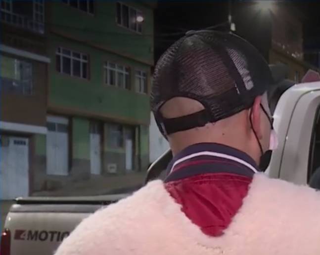 "Se dio cuenta que era casado": Conductor desmiente haber robado a enfermera 1 "Se dio cuenta que era casado": Conductor desmiente haber robado a enfermera El conductor acusado de ser un atracador en el barrio 20 de julio, en la localidad de San Cristóbal, apareció aclarando que la cosas no fueron como la enfermera le dijo a los medios de comunicación, pues él no la amenazó ni la robó, por el contario, estaban teniendo una cita.