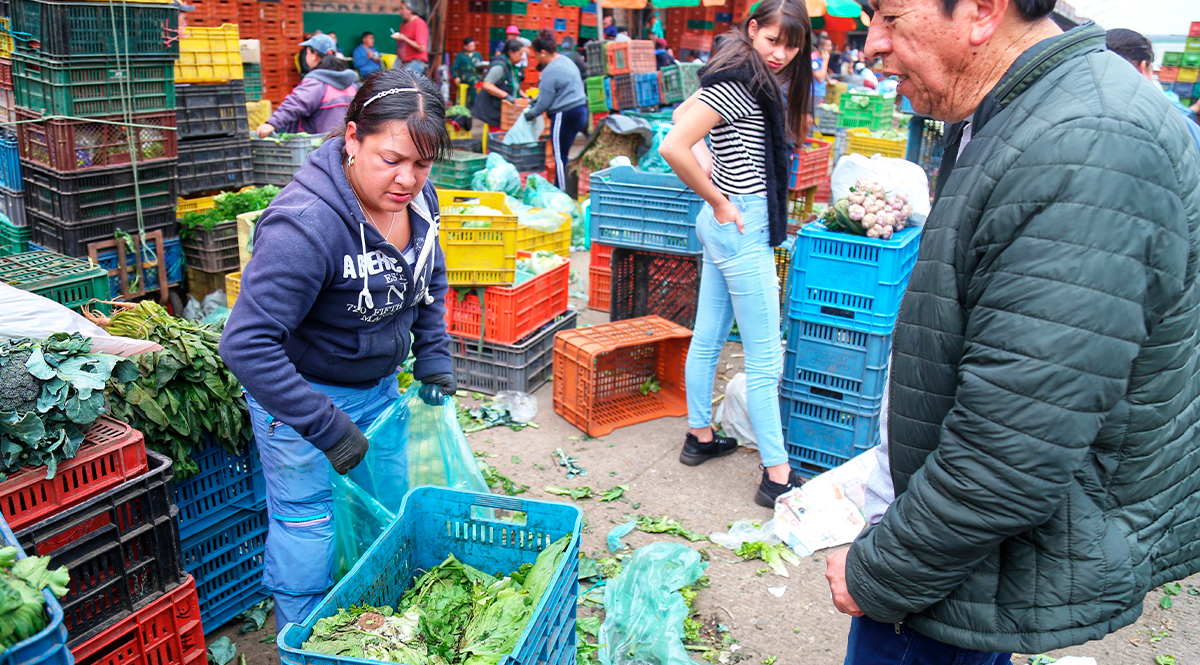 El sabor y la economía de Corabastos E n nuestro recorrido por las plazas de mercado de Bogotá, hoy le toca el turno a nada más y nada menos que a Corabastos, la central mayorista más grande del país. En este inmenso lugar, cientos de comerciantes llegan antes de que salga el sol (la jornada puede arrancar a las 10 de la noche del día anterior) para empezar a descargar los camiones cargados de alimentos frescos.
