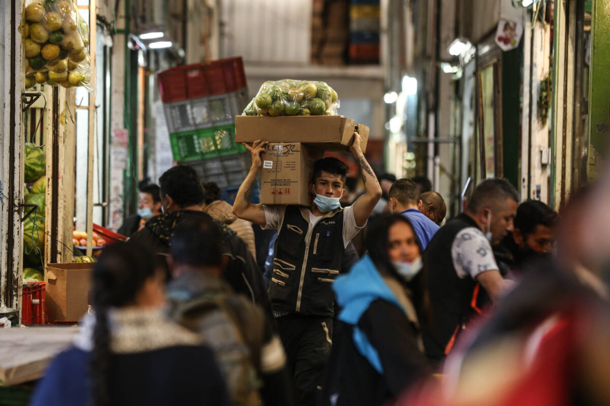El sabor y la economía de Corabastos E n nuestro recorrido por las plazas de mercado de Bogotá, hoy le toca el turno a nada más y nada menos que a Corabastos, la central mayorista más grande del país. En este inmenso lugar, cientos de comerciantes llegan antes de que salga el sol (la jornada puede arrancar a las 10 de la noche del día anterior) para empezar a descargar los camiones cargados de alimentos frescos.