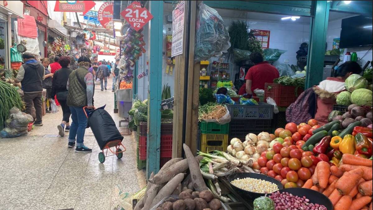 El sabor y la economía de Corabastos E n nuestro recorrido por las plazas de mercado de Bogotá, hoy le toca el turno a nada más y nada menos que a Corabastos, la central mayorista más grande del país. En este inmenso lugar, cientos de comerciantes llegan antes de que salga el sol (la jornada puede arrancar a las 10 de la noche del día anterior) para empezar a descargar los camiones cargados de alimentos frescos.