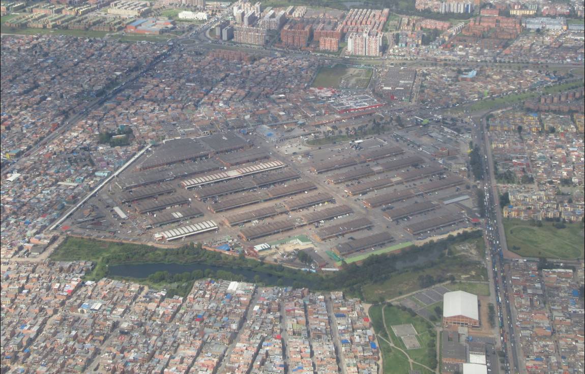 El sabor y la economía de Corabastos E n nuestro recorrido por las plazas de mercado de Bogotá, hoy le toca el turno a nada más y nada menos que a Corabastos, la central mayorista más grande del país. En este inmenso lugar, cientos de comerciantes llegan antes de que salga el sol (la jornada puede arrancar a las 10 de la noche del día anterior) para empezar a descargar los camiones cargados de alimentos frescos.