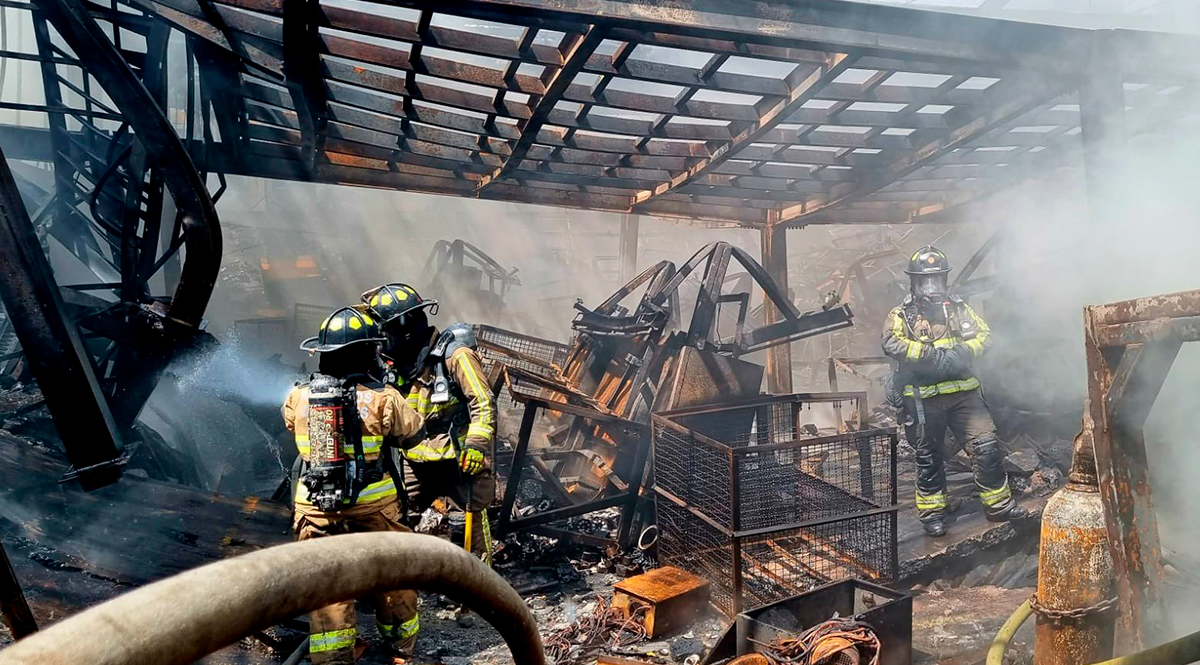 Continúan las labores para atender la emergencia que generó incendio en Fontibón En la tarde del viernes en la localidad de Fontibón se registró un voraz incendio en una empresa de recolección de residuos del sector. Pese a que la emergencia fue controlada en su momento por el cuerpo de Bomberos, continúan algunas labores.