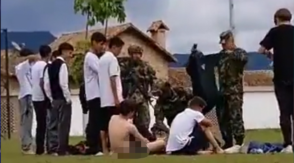 Crece polémica por video de soldados requisando a menores de edad en Chía En un comunicado de prensa, el Ejército señaló que: "Frente a un video que circula en redes sociales, donde se observa a un grupo de militares realizando un registro personal a unos jóvenes, es preciso anotar que las tropas acudieron a este lugar, ubicado en zona rural del municipio de Chía, Cundinamarca, atendiendo el llamado de la misma comunidad".
