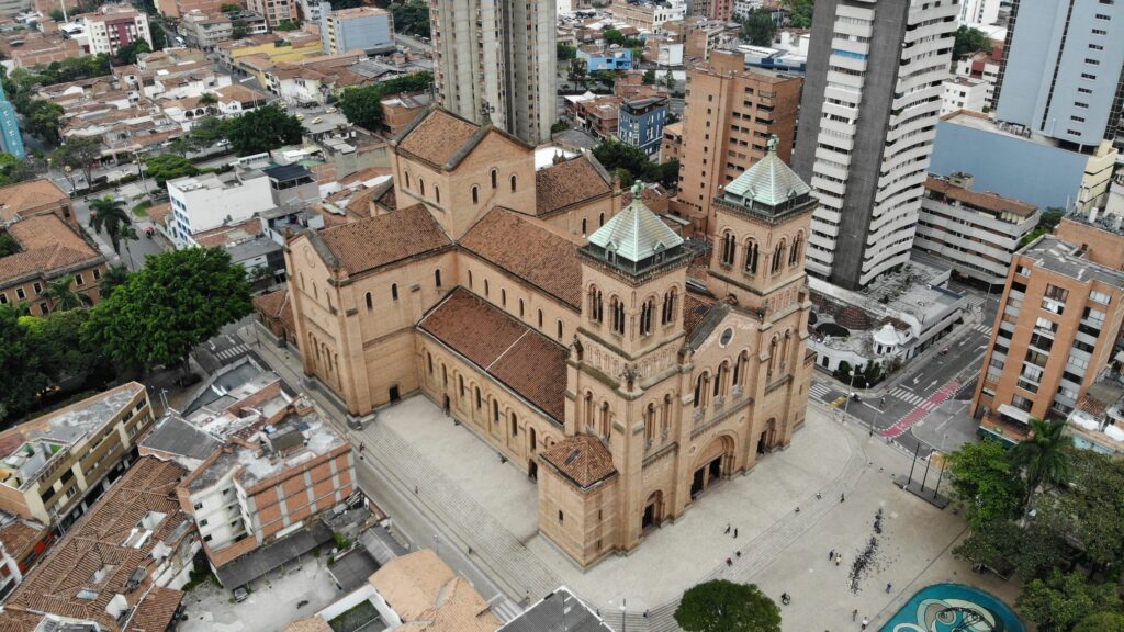 Arquediócesis reconoció abusos sexuales por parte de 26 sacerdotes 1 Arquediócesis reconoció abusos sexuales por parte de 26 sacerdotes En el documento de cinco páginas la Arquidiócesis aclaró que decidió responder el primer bloque de tres preguntas que inicialmente había hecho Barrientos en febrero de 2021 –que indagaban sobre los casos de abuso sexual que habrían sido cometidos por sacerdotes en los últimos 30 años– exonerándose de contestar el segundo bloque que incluía inquietudes sobre 915 sacerdotes involucrados con la curia de la capital antioqueña.
