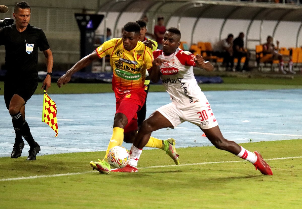 Santa Fe respira: venció al Pereira y regresó a los 8 primeros de la Liga 1 Santa Fe respira: venció al Pereira y regresó a los 8 primeros de la Liga Independiente Santa Fe le puso fin a su sequía de triunfos en la Liga BetPlay. El cuadro 'Cardenal' venció este domingo 0-1 al Deportivo Pereira, como visitante, y regresó a los ocho primeros de la tabla. Llevaba dos fechas sin celebrar. Es su segundo triunfo en el campeonato.