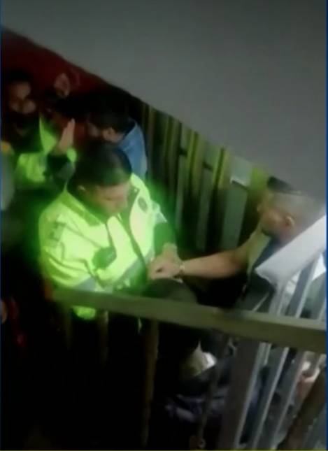¡De película! Joven le tendió trampa a delincuentes en Tunjuelito Todo sucedió en la localidad de Tunjuelito, cuando un joven le tendió una trampa a los ladrones con ayuda de allegados y la Policía logró captura de los pillos.