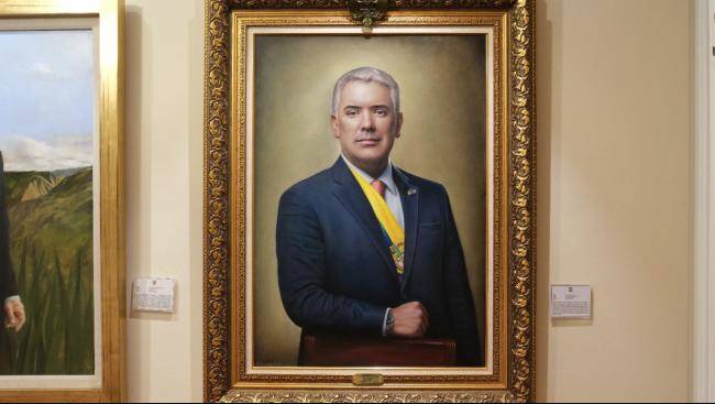¿Por qué cambiaron a última hora el cuadro de Duque en la Casa de Nariño? Como es costumbre, cada mandatario saliente de su gobierno deja como precedente en la casa de Nariño un cuadro con su retrato para no solo pasar a la historia del país, sino también porque de esta manera es conmemorado en la vivienda presidencial. Iván Duque no fue la excepción, sin embargo, la primera ilustración del exmandatario no fue la definitiva y la cambiaron a última hora.