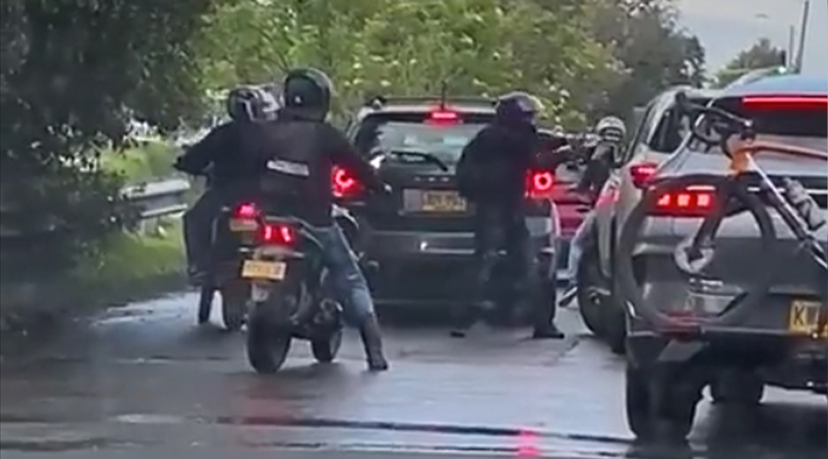 Delincuentes aprovechan los trancones para robar a conductores en Bogotá El lugar exacto fue en la calle 134 con carrera 19, allí uno de los delincuentes bajó de la moto con un arma y amenazó al hombre que esperaba a que se moviera el trancón. Luego ambos pillos huyeron aprovechando el tráfico.
