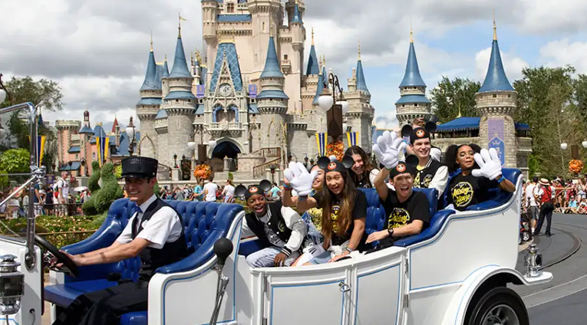 Disney busca colombianos para camellar en Estados Unidos 2 Disney busca colombianos para camellar en Estados Unidos Si usted es amante de los parques de diversiones y, además, le gustaría ganar un buen billete mientras trabaja en el país norteamericano, esta oportunidad es para usted.
