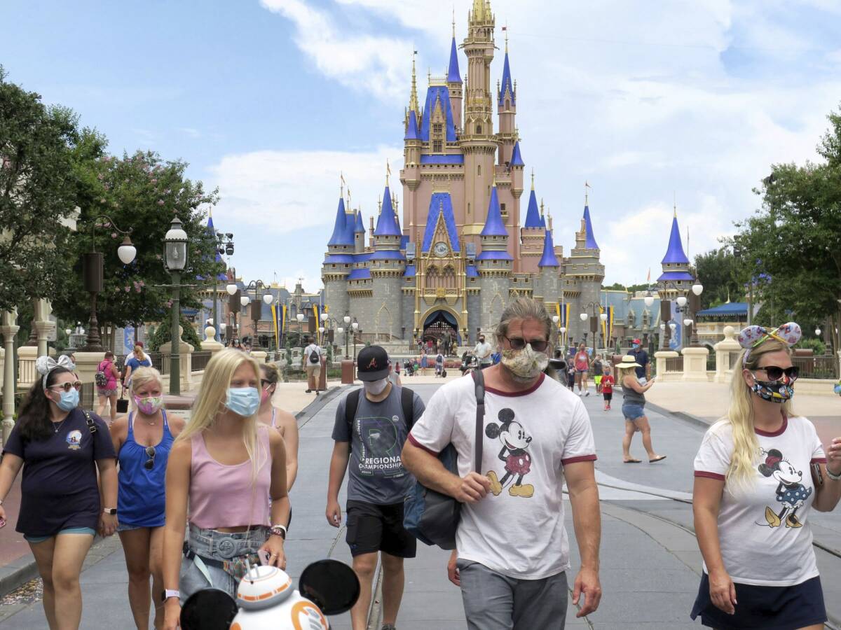 Disney busca colombianos para camellar en Estados Unidos 1 Disney busca colombianos para camellar en Estados Unidos Si usted es amante de los parques de diversiones y, además, le gustaría ganar un buen billete mientras trabaja en el país norteamericano, esta oportunidad es para usted.