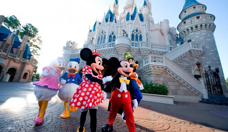 Disney busca colombianos para camellar en Estados Unidos 5 Disney busca colombianos para camellar en Estados Unidos Si usted es amante de los parques de diversiones y, además, le gustaría ganar un buen billete mientras trabaja en el país norteamericano, esta oportunidad es para usted.