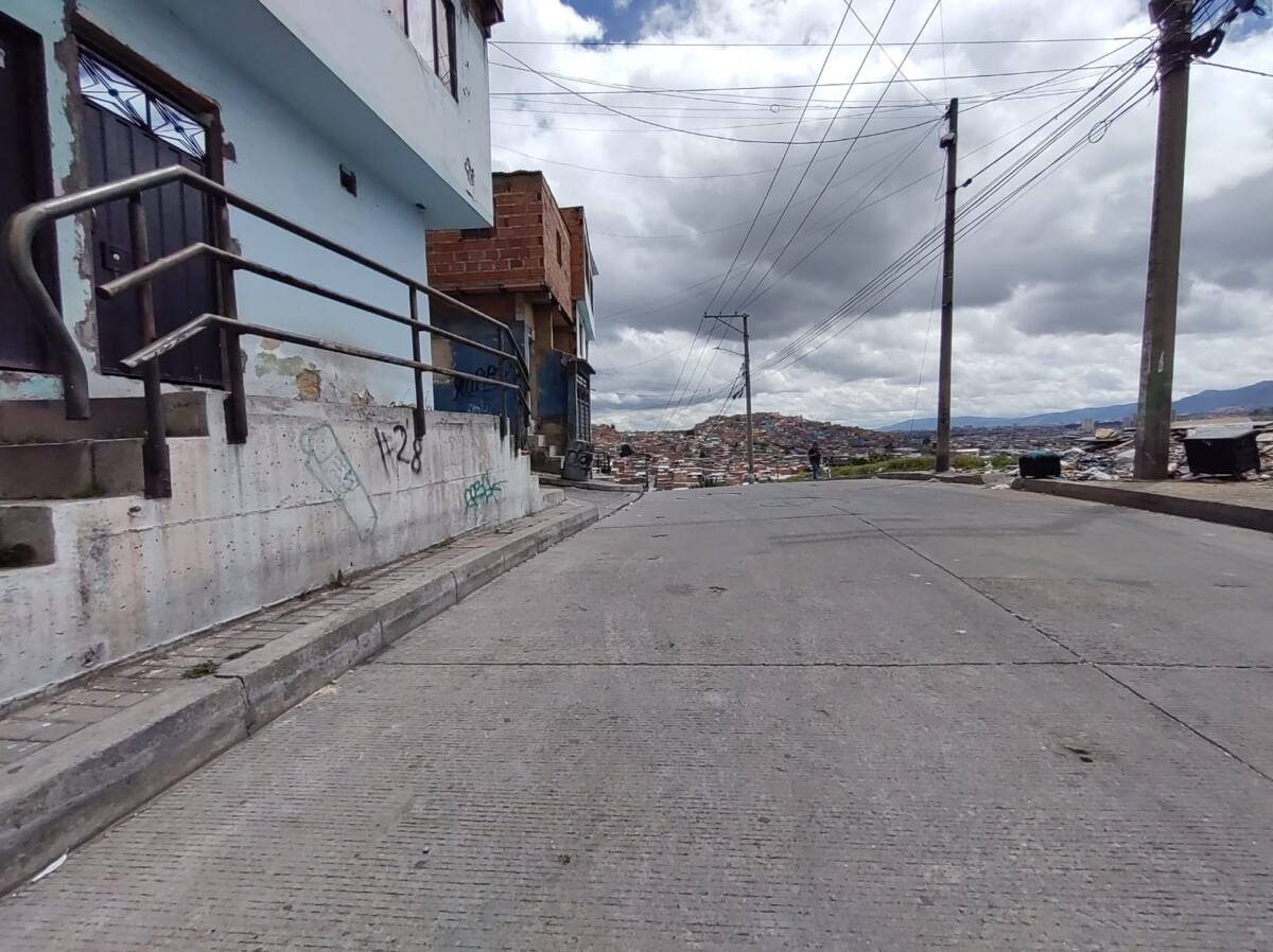 Doloroso asesinato de Johanna en Ciudad Bolívar La lista de mujeres asesinadas sigue creciendo espantosamente en la capital y sus alrededores. Luego de que el jueves fueran asesinadas dos mujeres en un solo día (Leilly Deyanira, en el centro de Bogotá; y Ana Lucía Rey, en Gachancipá), ahora en Ciudad Bolívar lloran a Johanna Aguilar Castellanos.