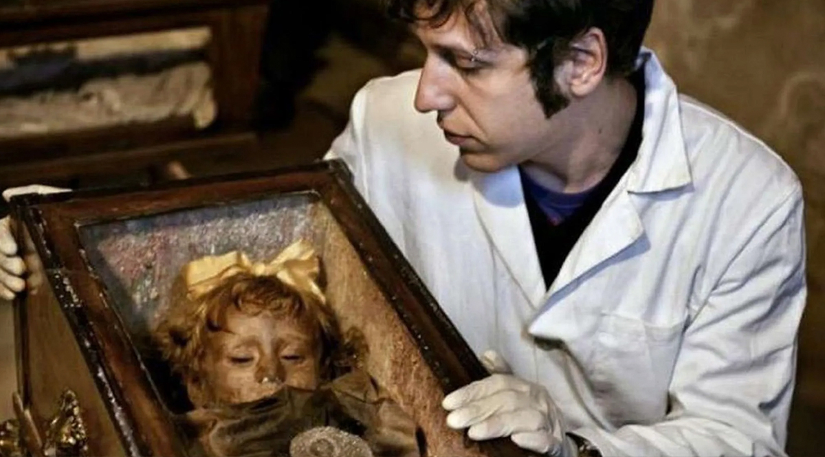 El misterio de ‘La momia más bella del mundo’ 6 El misterio de ‘La momia más bella del mundo’ Cuenta la leyenda que su papá, el soldado italiano Mario Lombardo, buscó a un profesor de química para que la embalsamara, pues era demasiado hermosa y la quería demasiado. El encargado de este proceso fue Alfredo Salafia, cuyo método fue tan bueno, que hasta sus órganos se conservan intactos más de un siglo después, al punto que hoy en día es considerada ‘La momia más hermosa del mundo’ y hasta la apodan ‘La bella durmiente’.