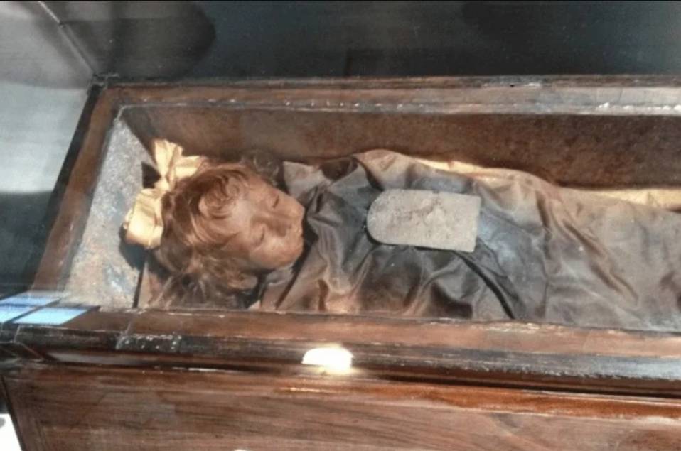El misterio de ‘La momia más bella del mundo’ Cuenta la leyenda que su papá, el soldado italiano Mario Lombardo, buscó a un profesor de química para que la embalsamara, pues era demasiado hermosa y la quería demasiado. El encargado de este proceso fue Alfredo Salafia, cuyo método fue tan bueno, que hasta sus órganos se conservan intactos más de un siglo después, al punto que hoy en día es considerada ‘La momia más hermosa del mundo’ y hasta la apodan ‘La bella durmiente’.
