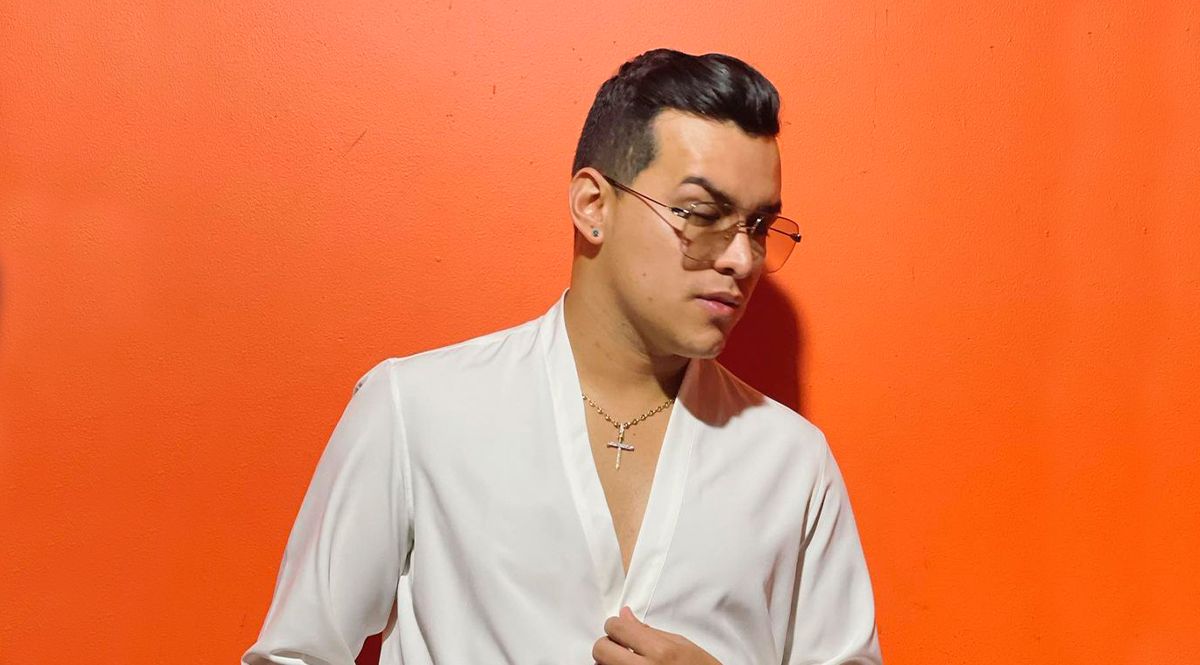 El riesgo que enfrenta Yeison Jiménez si se opera los ojos El cantante de música popular Yeison Jiménez contó hace poco que debía usar gafas todo el tiempo debido a que sufría de una enfermedad en sus ojos y que por esta razón usaba gafas medicadas todo el tiempo.