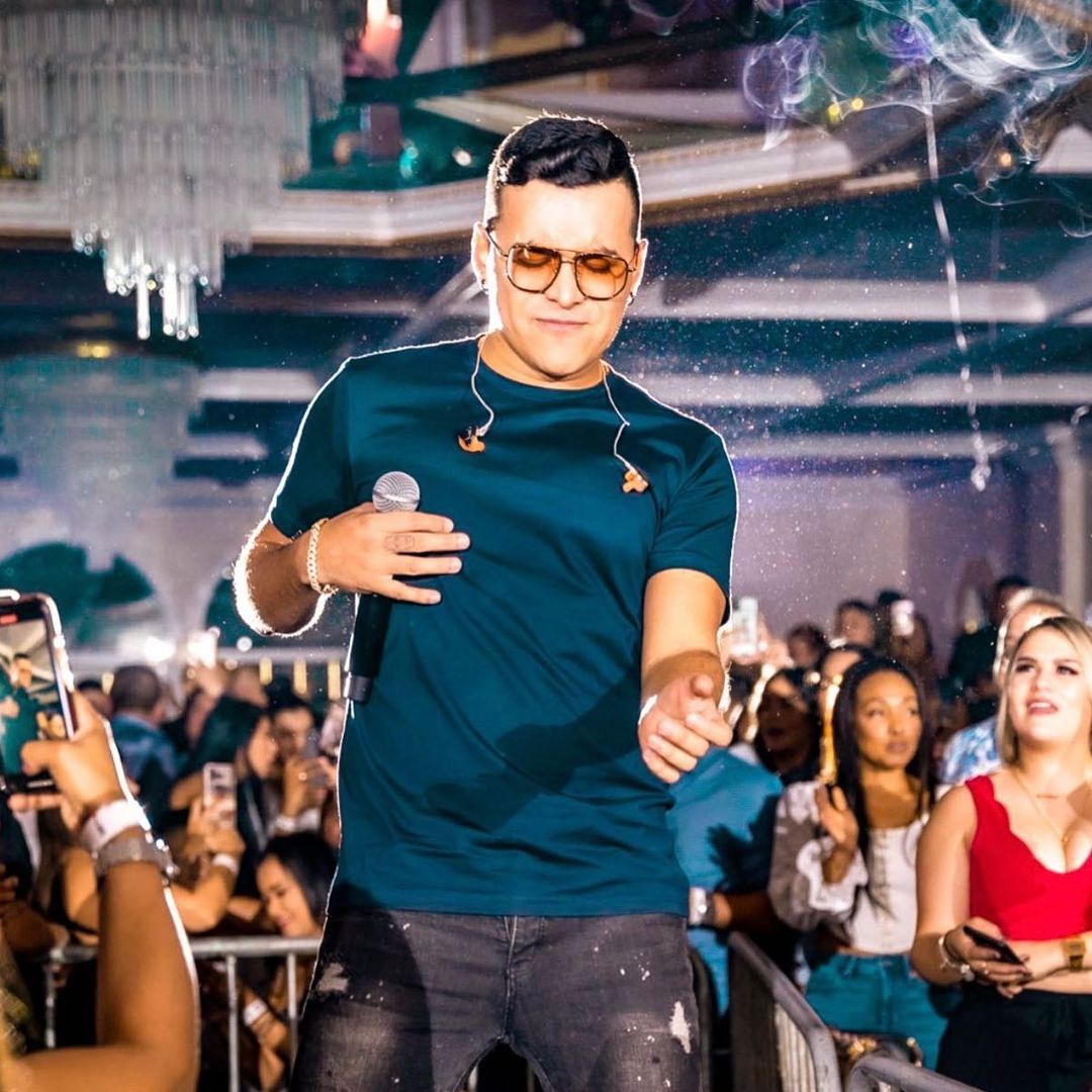 El riesgo que enfrenta Yeison Jiménez si se opera los ojos El cantante de música popular Yeison Jiménez contó hace poco que debía usar gafas todo el tiempo debido a que sufría de una enfermedad en sus ojos y que por esta razón usaba gafas medicadas todo el tiempo.