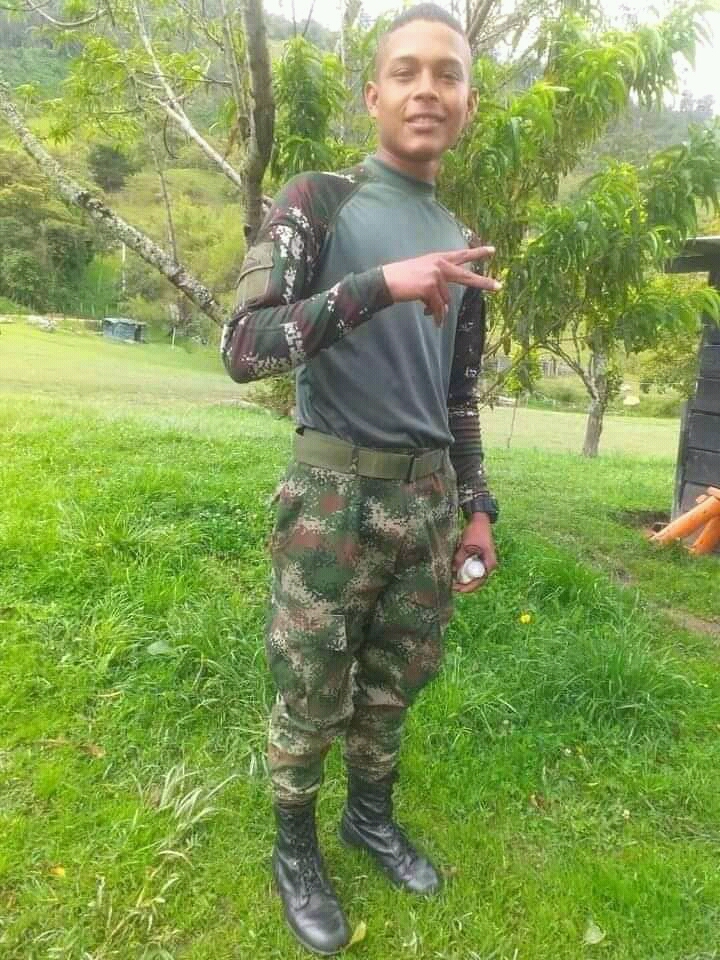 En ataque sicarial acabaron con Camilo en San Cristóbal Cerca de las 7 de la noche del martes pasado se presentó un nuevo hecho de sicariato que terminó con la vida de un joven de 20 años. Aunque el joven alcanzó a ser trasladado a un centro hospitalario, falleció producto de la fatal herida que recibió en la cabeza con un arma de fuego.